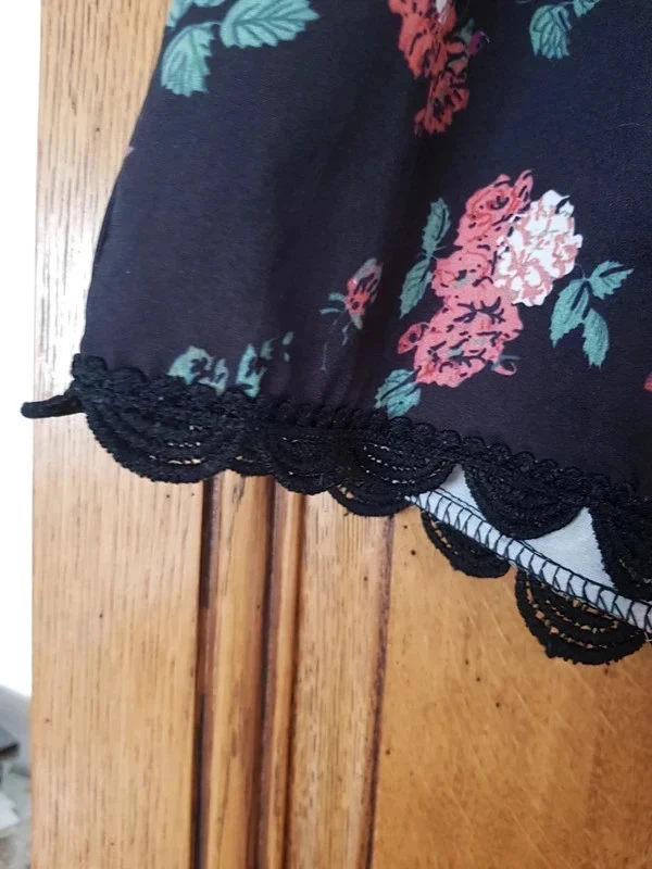 Black and red floral shorts in very good condition – photo 3